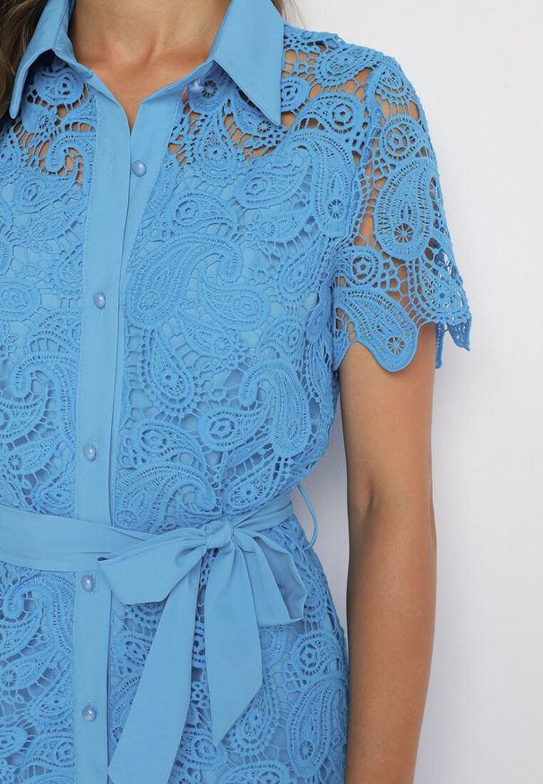 Born2be - Niebieska Koszulowa Sukienka Koronkowa z Wiązanym Paskiem Sachaela. Kolor: niebieski. Materiał: koronka. Typ sukienki: koszulowe. Długość: midi