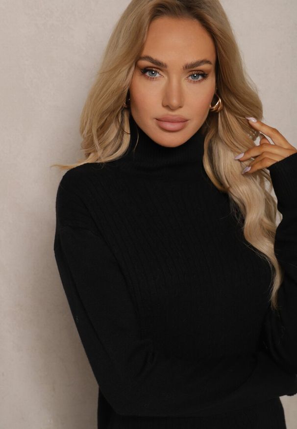 Renee - Czarny Prążkowany Golf z Bawełną o Klasycznym Kroju Inoriaea. Okazja: na spotkanie biznesowe, do pracy. Typ kołnierza: golf. Kolor: czarny. Materiał: bawełna, prążkowany. Długość rękawa: długi rękaw. Długość: długie. Styl: klasyczny