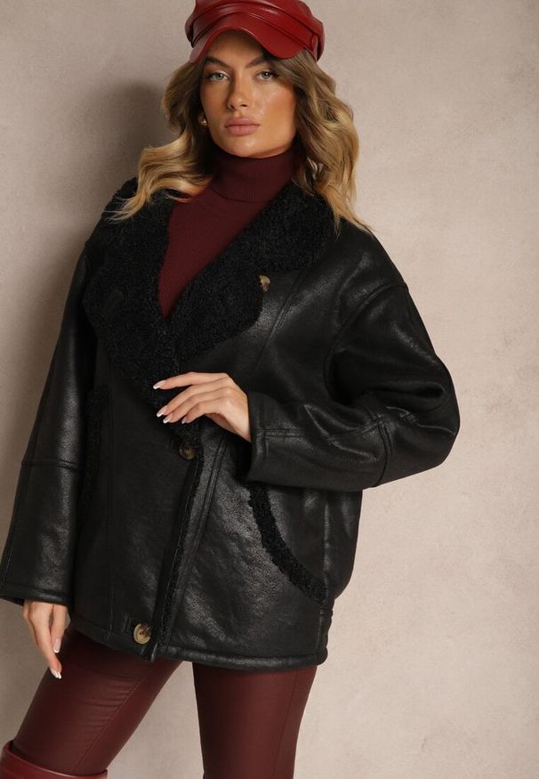 Renee - Czarna Kurtka Typu Biker o Kroju Oversize z Futrzaną Podszewką i Guzikami Nikilina. Okazja: na co dzień. Kolor: czarny. Materiał: futro. Długość rękawa: długi rękaw. Długość: długie. Styl: casual, elegancki, rockowy