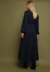 Born2be - Granatowa Rozkloszowana Sukienka Vices z Kopertowym Dekoltem Reslosa. Okazja: na co dzień. Typ kołnierza: dekolt w serek. Kolor: niebieski. Materiał: jeans. Typ sukienki: kopertowe. Styl: casual #6