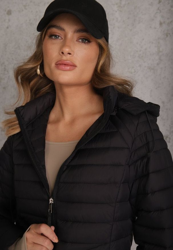 Renee - Czarna Przejściowa Kurtka Pikowana z Kapturem z Możliwością Odpięcia Pretiga. Okazja: na spacer. Typ kołnierza: kaptur. Kolor: czarny. Materiał: jeans, nylon