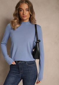 Renee - Niebieski Golf o Dopasowanym Kroju Zdobiony Minimalistycznymi Aplikacjami Unissa. Okazja: na spacer. Typ kołnierza: golf. Kolor: niebieski. Materiał: jeans. Wzór: aplikacja. Styl: elegancki, klasyczny