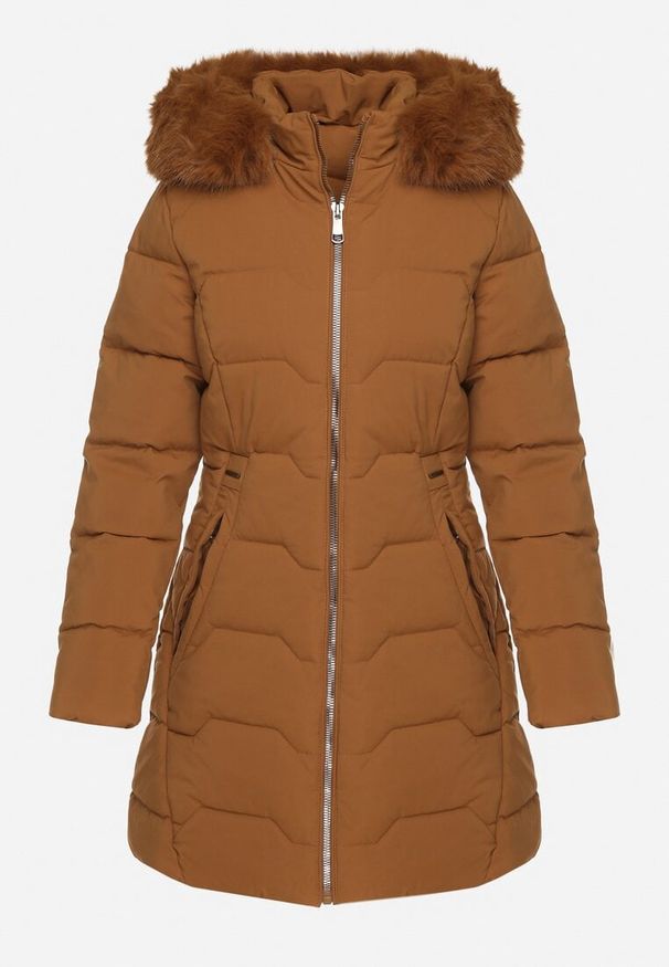 Born2be - Brązowa Taliowana Kurtka z Pikowanymi Przeszyciami i Kapturem z Futrem Mundria. Okazja: na co dzień. Kolor: brązowy. Materiał: futro. Styl: elegancki, casual, klasyczny