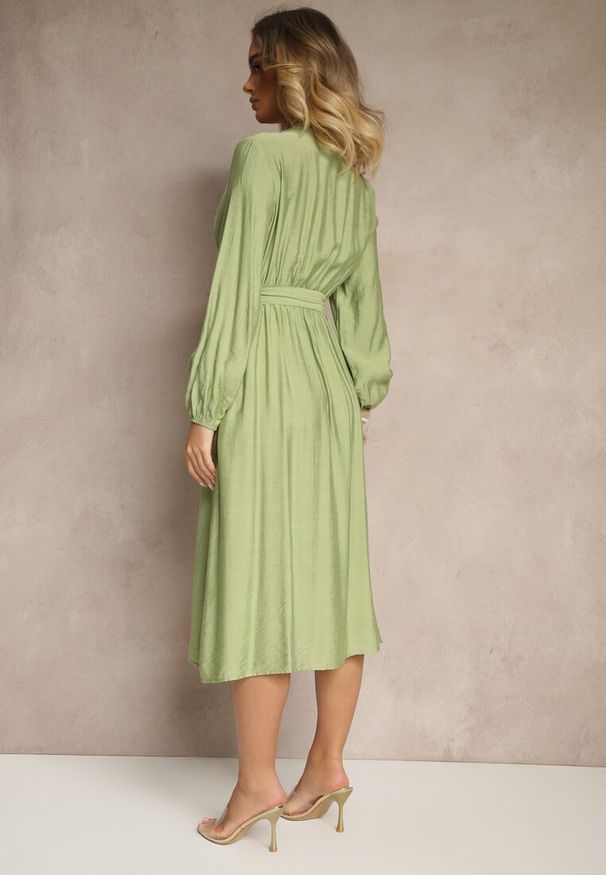 Renee - Zielona Rozkloszowana Sukienka z Wiskozą Zdobiona Haftem i Wiązanym Paskiem Elvania. Okazja: na co dzień. Typ kołnierza: dekolt w serek. Kolor: zielony. Materiał: wiskoza. Wzór: haft, aplikacja. Styl: casual