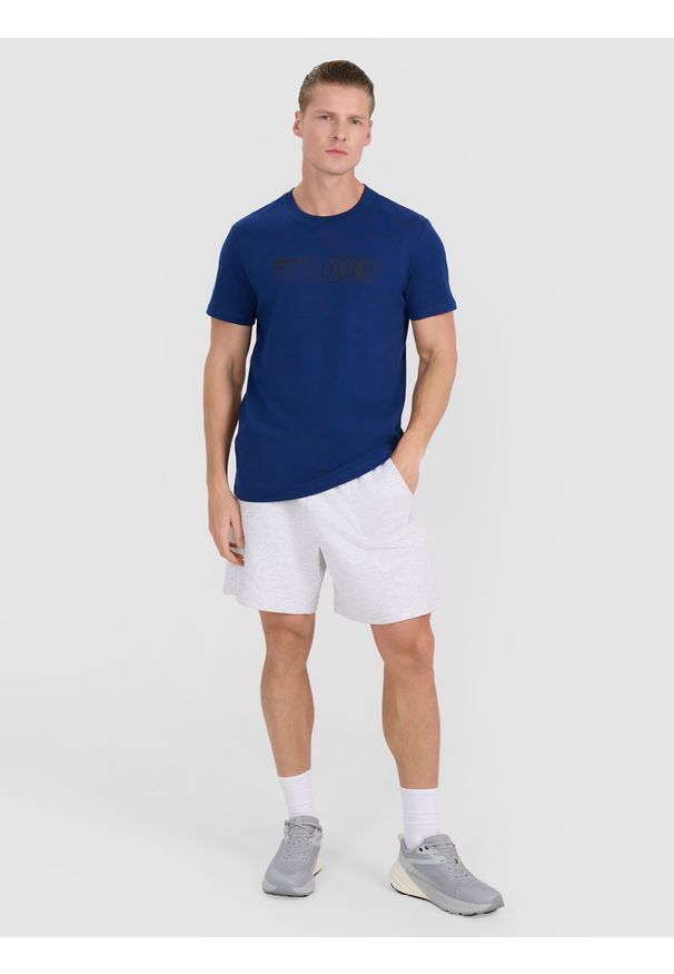 4f - 4F T-shirt regular z nadrukiem męski - granatowy XXL. Okazja: na co dzień. Kolor: niebieski. Materiał: jersey, materiał, bawełna. Długość rękawa: krótki rękaw. Długość: krótkie. Wzór: nadruk. Styl: klasyczny, sportowy, casual