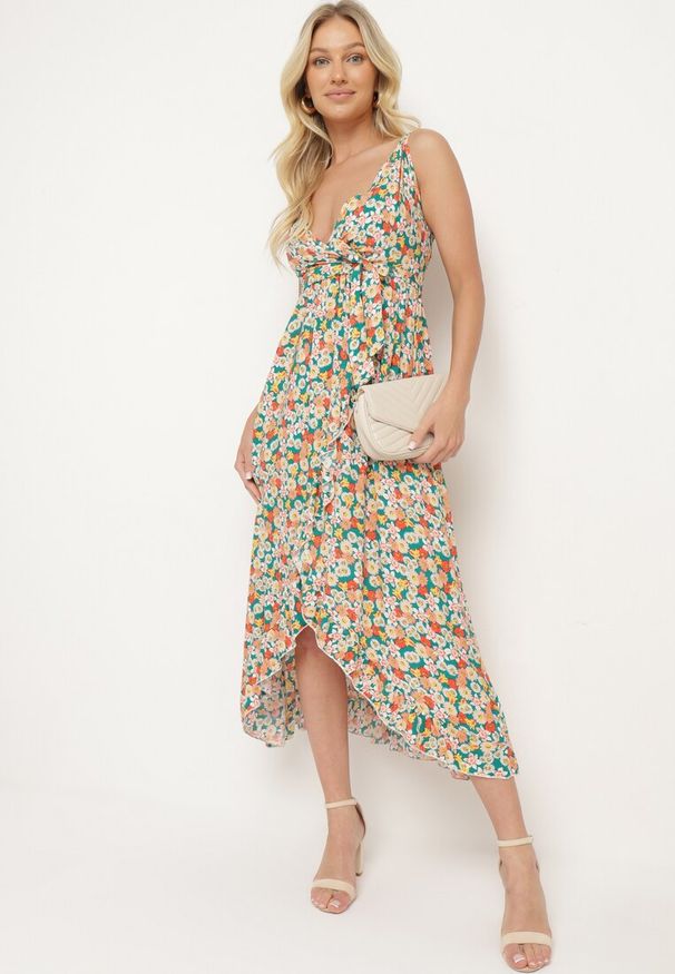 Born2be - Zielono-Pomarańczowa Bawełniana Sukienka na Ramiączkach z Kopertowym Dekoltem i Asymetrycznym Rozcięciem Xiloa. Okazja: na co dzień. Typ kołnierza: dekolt kopertowy. Kolor: zielony. Materiał: bawełna. Długość rękawa: na ramiączkach. Wzór: aplikacja. Typ sukienki: kopertowe, asymetryczne. Styl: casual