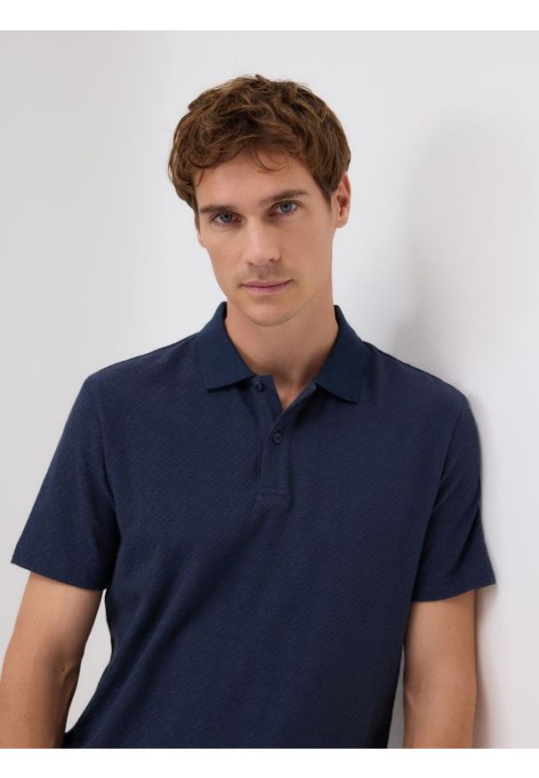Reserved - Koszulka polo regular fit - granatowy. Typ kołnierza: polo. Kolor: niebieski. Materiał: bawełna, dzianina