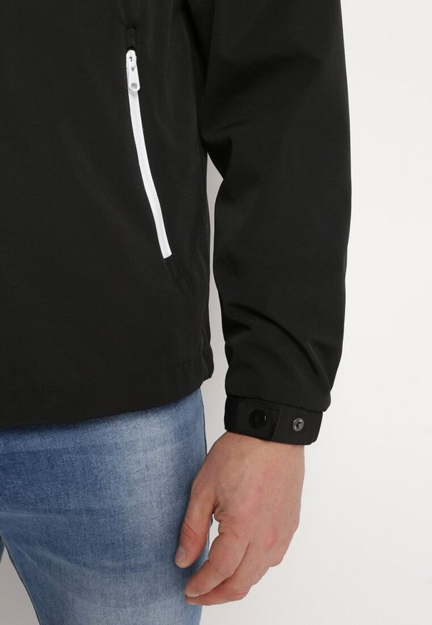 Born2be - Czarna Kurtka Wiatrówka z Kapturem Schowanym w Kołnierzu Fioratte. Typ kołnierza: kaptur. Kolor: czarny. Materiał: tkanina