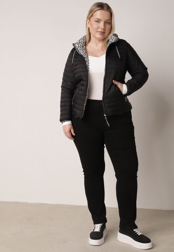 Born2be - Czarna Dwustronna Kurtka Pikowana z Kapturem Zidila. Okazja: na spacer, na co dzień. Typ kołnierza: kaptur. Kolekcja: plus size. Kolor: czarny. Materiał: jeans. Wzór: geometria. Styl: casual, sportowy