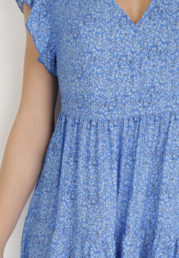 Born2be - Niebieska Sukienka Diomanassa. Typ kołnierza: dekolt w serek. Kolor: niebieski. Materiał: tkanina. Wzór: nadruk, kwiaty. Sezon: wiosna, lato. Długość: mini