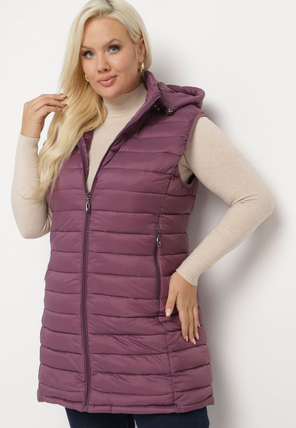 Born2be - Fioletowa Pikowana Kamizelka z Odpinanym Kapturem o Taliowanym Kroju Tinvalia. Okazja: na co dzień. Kolekcja: plus size. Kolor: fioletowy. Materiał: jeans. Styl: casual, klasyczny