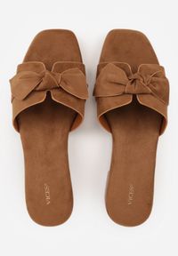 Renee - Jasnobrązowe Klapki VICES na Niskim Słupku z Ozdobną Kokardą z Imitacji Zamszu Mole. Okazja: na co dzień. Kolor: brązowy. Materiał: zamsz. Wzór: kwiaty, aplikacja. Sezon: lato. Obcas: na słupku. Styl: casual, elegancki. Wysokość obcasa: niski #8
