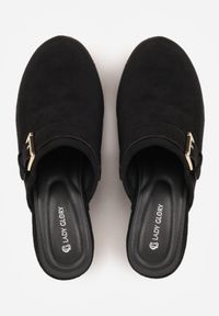 Born2be - Czarne Klapki Chodaki na Słupku z Imitacji Drewna Zdobione Nitami i Sprzączką Salona. Okazja: na co dzień. Kolor: czarny. Materiał: zamsz. Wzór: aplikacja. Sezon: lato. Obcas: na słupku. Styl: boho, wakacyjny, casual, klasyczny. Wysokość obcasa: średni #9