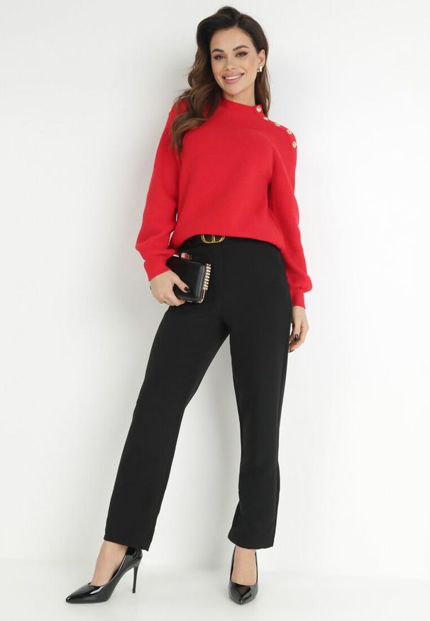 Born2be - Czerwony Sweter Dzianinowy z Długim Rękawem i Guzikami Omes. Kolor: czerwony. Materiał: dzianina. Długość rękawa: długi rękaw. Długość: długie