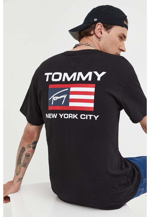 Tommy Jeans t-shirt bawełniany kolor czarny wzorzysty. Kolor: czarny. Materiał: bawełna. Długość rękawa: krótki rękaw. Długość: krótkie. Styl: klasyczny