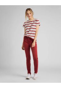 Lee - LEE RELAXED POCKET TEE DAMSKI T-SHIRT KOSZULKA W PASKI RED OCHRE L40RYHOE. Wzór: paski