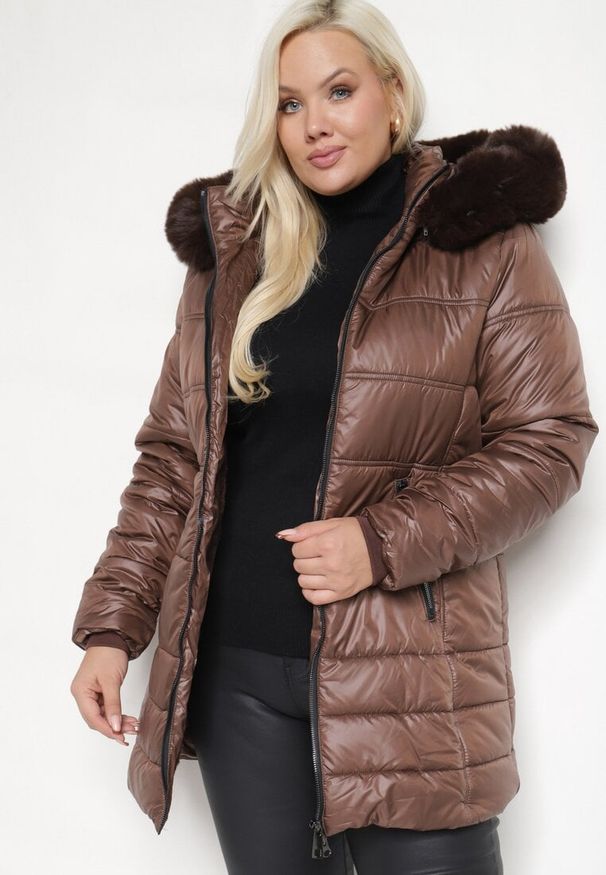 Born2be - Brązowa Pikowana Kurtka Ocieplona Futrem z Kapturem z Futrzanym Wykończeniem Saliswen. Okazja: do pracy. Typ kołnierza: kaptur. Kolekcja: plus size. Kolor: brązowy. Materiał: futro. Długość rękawa: długi rękaw. Długość: długie. Styl: klasyczny, elegancki