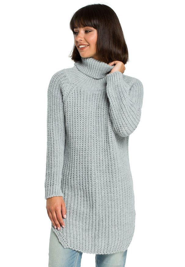Polskie swetry - Długi sweter o splocie typu wafelek z rozcięciami po bokach. Typ kołnierza: golf. Materiał: akryl. Długość: długie. Wzór: ze splotem