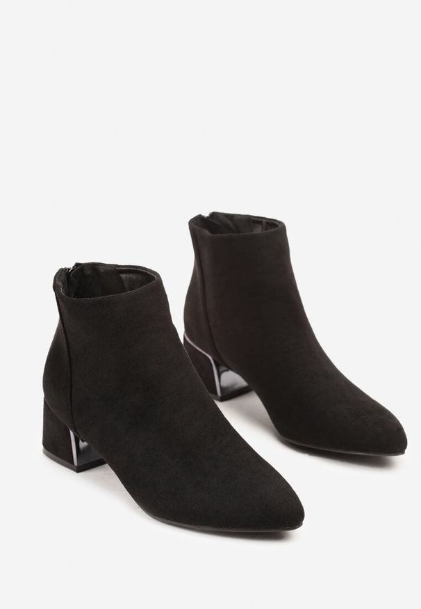 Renee - Czarne Botki Vices na Słupku o Geometrycznym Kształcie Ferrriva. Okazja: na co dzień. Kolor: czarny. Wzór: geometria. Obcas: na słupku. Styl: casual, elegancki. Wysokość obcasa: średni