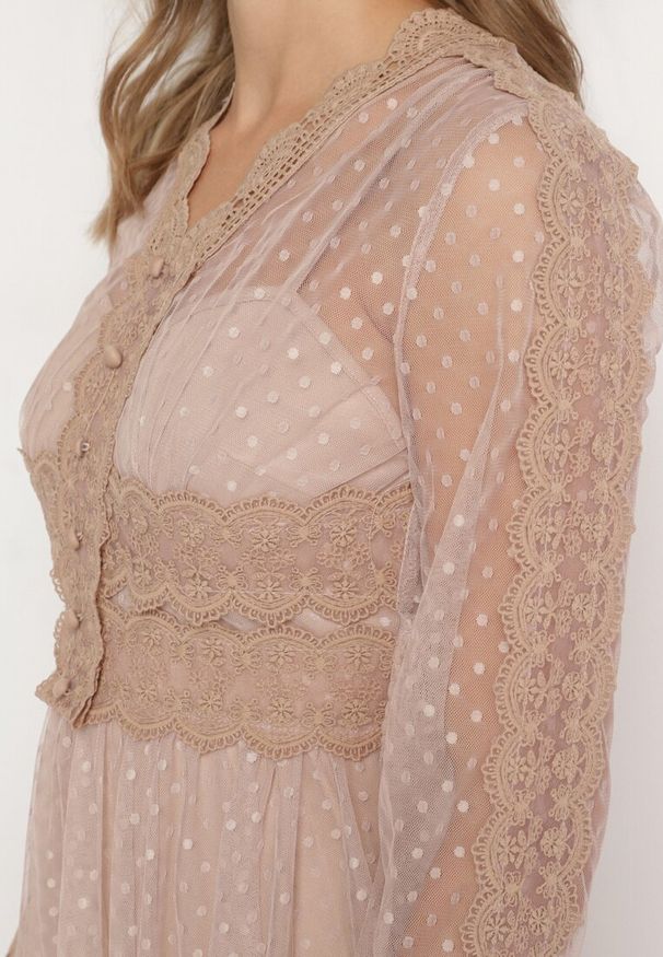 Born2be - Beżowa Tiulowa Sukienka Midi z Koronkowymi Tasiemkami i Długimi Rękawami Kabienne. Kolor: beżowy. Materiał: tiul, koronka. Długość rękawa: długi rękaw. Wzór: aplikacja, kropki. Długość: midi