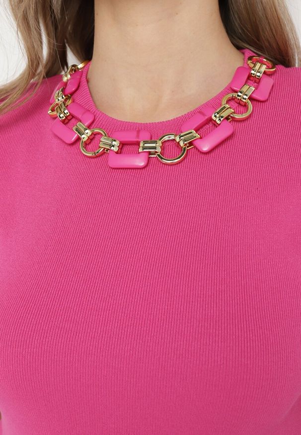 Born2be - Fuksjowa Bluzka Dzianinowa z Łańcuchem Odesima. Kolor: różowy. Materiał: dzianina. Wzór: aplikacja