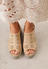 Born2be - Ciemnobeżowe Sandały VICES na Koturnie z Ażurowymi Wycięciami w Kwiaty Salaphis. Okazja: na co dzień. Zapięcie: rzepy. Kolor: beżowy. Materiał: len. Wzór: kwiaty, ażurowy. Sezon: lato. Obcas: na koturnie. Styl: casual #5