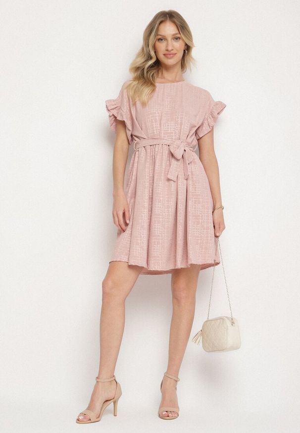 Born2be - Ciemnoróżowa Sukienka Ozdobiona Falbankami i Paskiem Izulira. Typ kołnierza: kołnierz z falbankami. Kolor: różowy. Wzór: aplikacja. Styl: elegancki