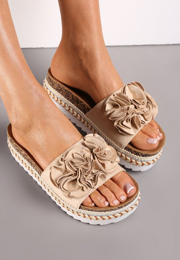 Born2be - Beżowe Klapki z Kwiatkiem na Ozdobnej Platformie z Korka Gilivia. Kolor: beżowy. Wzór: kwiaty. Obcas: na platformie. Styl: boho