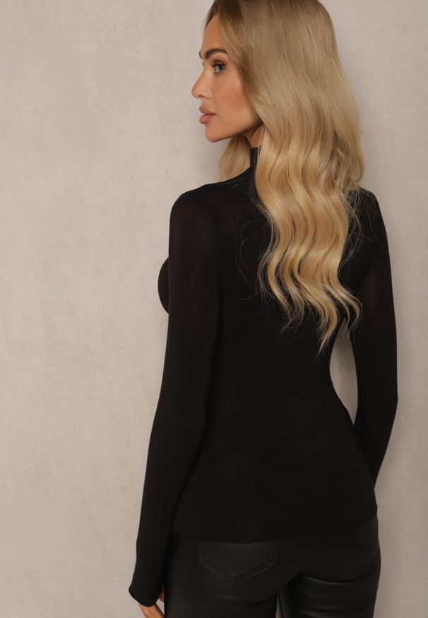 Renee - Czarny Lekki Golf Bawełniany Tinthelia. Okazja: na co dzień. Typ kołnierza: golf. Kolor: czarny. Materiał: bawełna. Wzór: aplikacja. Styl: casual, elegancki