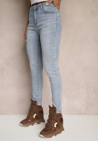 Renee - Jasnoniebieskie Jeansy Skinny z Bawełny Push-Up Carivira. Kolor: niebieski. Styl: elegancki