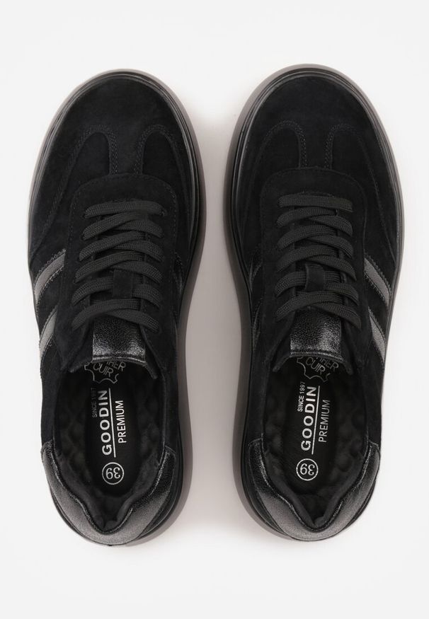 Renee - Czarne Sneakersy z Zamszu Naturalnego na Platformie ze Skórzaną Wkładką Rionelle. Okazja: na co dzień. Kolor: czarny. Materiał: zamsz, skóra. Obcas: na platformie