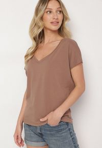 Born2be - Ciemnobeżowy Bawełniany T-shirt z Trójkątnym Dekoltem Linarosea. Kolor: beżowy. Materiał: bawełna. Sezon: lato. Styl: klasyczny