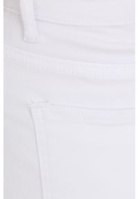 Answear Lab szorty jeansowe damskie kolor biały gładkie high waist. Stan: podwyższony. Kolor: biały. Materiał: jeans. Wzór: gładki. Styl: wakacyjny