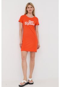 Love Moschino sukienka bawełniana kolor pomarańczowy mini prosta. Okazja: na co dzień. Kolor: pomarańczowy. Materiał: bawełna. Długość rękawa: krótki rękaw. Wzór: nadruk. Typ sukienki: proste. Styl: casual. Długość: mini