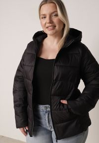 Born2be - Czarna Klasyczna Kurtka Przejściowa z Pikowaniem i Kapturem Edariella. Okazja: na co dzień. Kolekcja: plus size. Kolor: czarny. Materiał: jeans. Styl: klasyczny #4