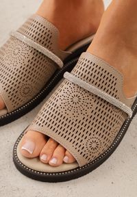 Born2be - Beżowe Skórzane Klapki na Koturnie z Ażurową Cholewką i Cyrkoniami Nessorin. Okazja: na co dzień. Kolor: beżowy. Materiał: skóra. Wzór: ażurowy. Sezon: lato. Obcas: na koturnie. Styl: casual #8