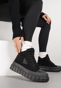 Born2be - Czarne Botki Vices w Stylu Traperów z Grubą Tłoczoną Podeszwą z Ozdobą Alurriva. Okazja: na co dzień. Kolor: czarny. Materiał: jeans. Wzór: aplikacja. Styl: casual