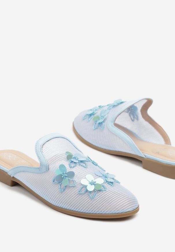 Renee - Niebieskie Klapki Mule z Siateczkową Cholewką i Kwiatami 3D Annalen. Okazja: na co dzień. Kolor: niebieski. Materiał: jeans. Wzór: kwiaty. Styl: casual