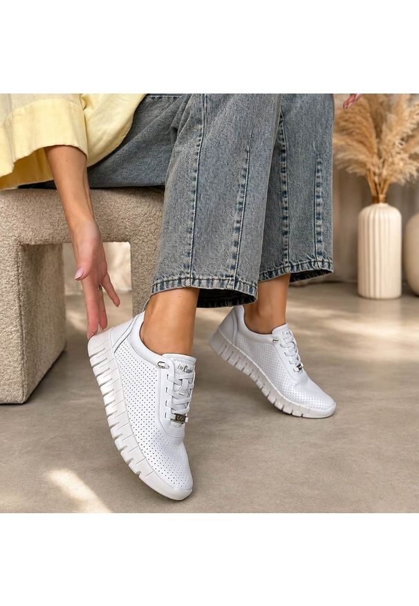 Lee Cooper - Białe ażurowe skórzane półbuty damskie LeeCopper 4001. Okazja: na co dzień, na spacer. Nosek buta: okrągły. Kolor: biały. Materiał: skóra. Szerokość cholewki: normalna. Wzór: ażurowy. Sezon: wiosna, lato. Styl: casual, klasyczny, elegancki