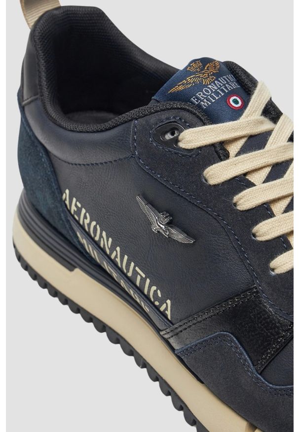 Aeronautica Militare - AERONAUTICA MILITARE Granatowe męskie sneakersy Eco-leather AM. Okazja: na co dzień. Kolor: niebieski. Materiał: zamsz, skóra. Szerokość cholewki: normalna. Wzór: nadruk