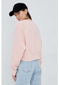 New Balance bluza bawełniana WT21554PIE damska kolor różowy gładka WT21554PIE-PIE. Kolor: różowy. Materiał: bawełna. Długość rękawa: raglanowy rękaw. Wzór: gładki #2