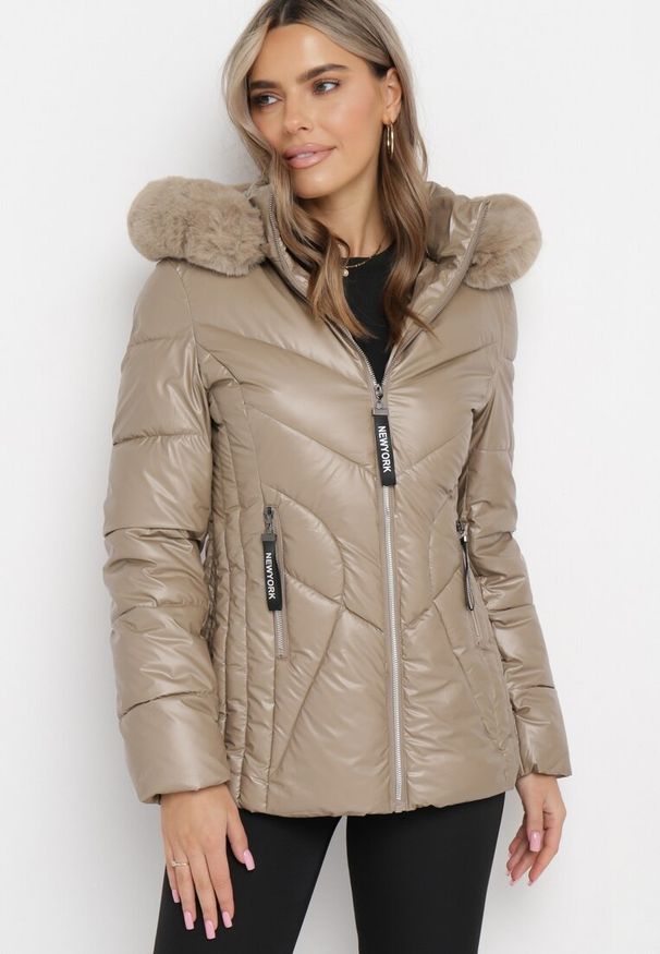 Born2be - Beżowa Pikowana Kurtka z Kapturem Ozdobionym Futerkiem Caelara. Typ kołnierza: kaptur. Kolor: beżowy. Materiał: futro. Wzór: aplikacja