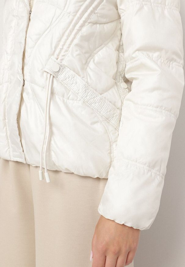 Born2be - Biała Kurtka z Kapturem Ozdobiona Przeszyciami i Sznurkami Boledia. Okazja: na co dzień. Typ kołnierza: kaptur. Kolor: biały. Materiał: jeans. Wzór: aplikacja. Styl: casual