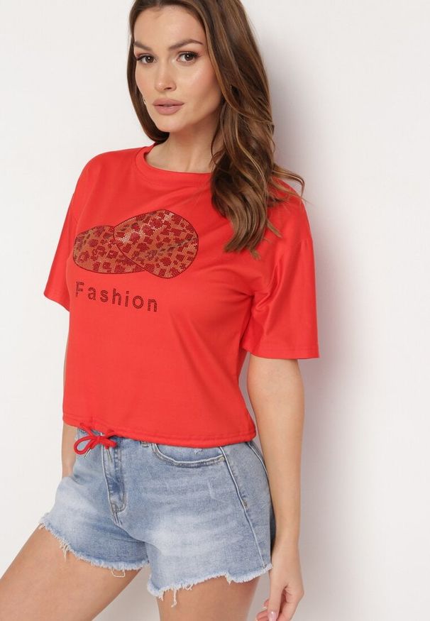 Born2be - Czerwony T-shirt Ściągany na Dole Troczkiem z Cyrkoniami i Nadrukiem Moasstra. Okazja: na co dzień. Kolor: czerwony. Materiał: jeans. Wzór: nadruk. Styl: casual