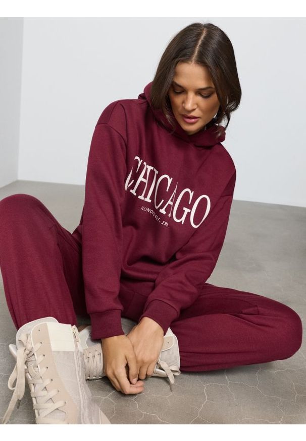 Sinsay - Bluza hoodie z napisem Chicago - bordowy. Kolor: czerwony. Wzór: napisy