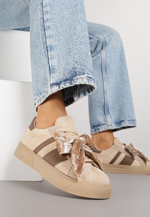 Renee - Ciemnobeżowe Sneakersy w Stylu Tenisówek Ozdobione Kokardą z Weluru Lerrive. Okazja: na co dzień. Kolor: beżowy. Materiał: welur. Wzór: aplikacja