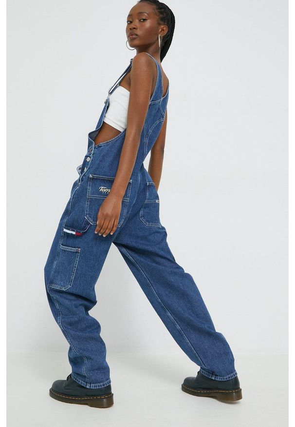 Tommy Jeans ogrodniczki jeansowe DW0DW13411.9BYY. Okazja: na co dzień. Kolor: niebieski. Wzór: aplikacja. Styl: casual
