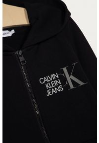 Calvin Klein Jeans Bluza bawełniana dziecięca kolor czarny z kapturem z nadrukiem. Okazja: na co dzień. Typ kołnierza: kaptur. Kolor: czarny. Materiał: bawełna. Wzór: nadruk. Styl: casual