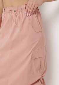 Born2be - Różowa Spódnica z Kieszeniami w Stylu Cargo na Dole Ściągacze ze Stoperem Obilasa. Kolor: różowy. Materiał: tkanina #3