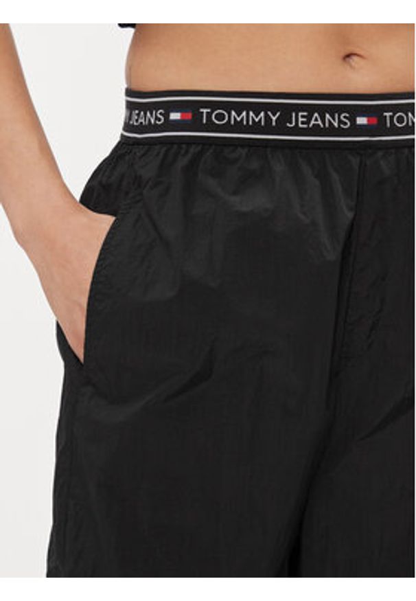 Tommy Jeans Spodnie dresowe DW0DW17316 Czarny Baggy Fit. Kolor: czarny. Materiał: syntetyk